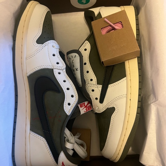 Brand Travis Scott size 8.5